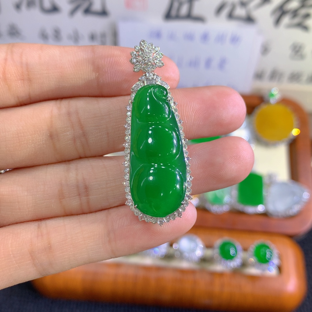 翡翠18K金镶嵌吊坠(不含链)福豆