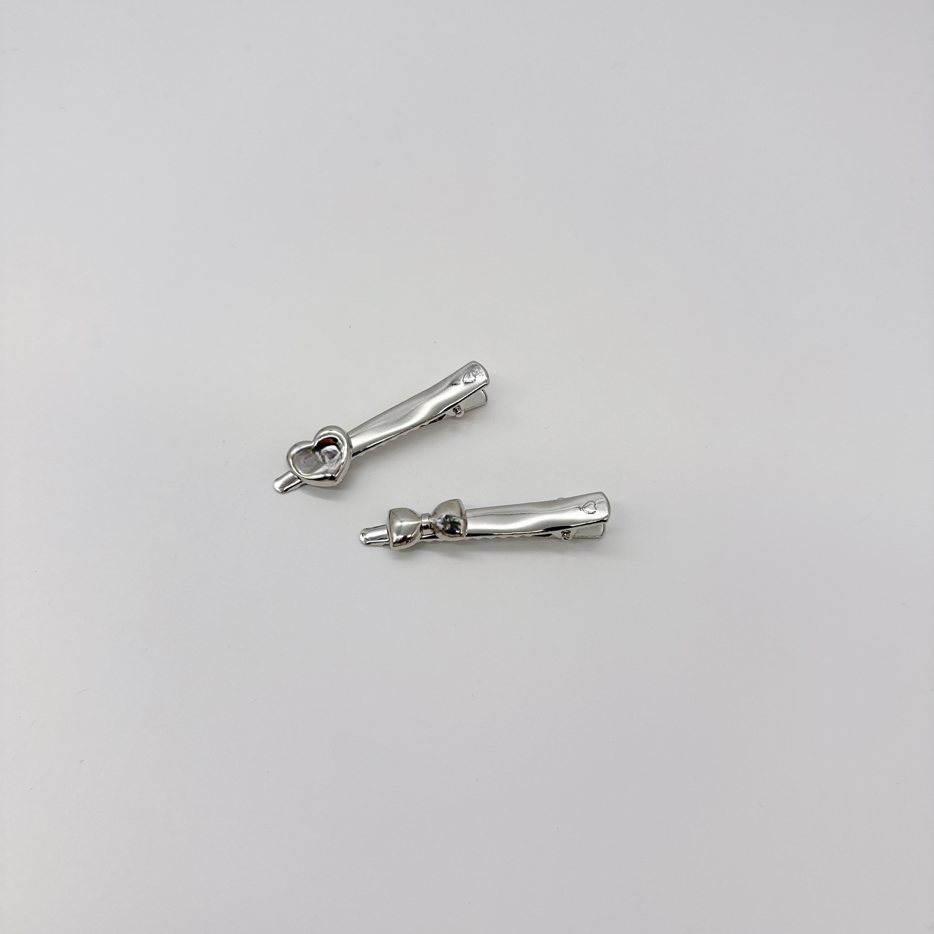 Mi33 银色一字爱心蝴蝶结鸭嘴夹 Y60057Q3-3