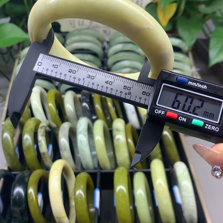 蛇纹石玉未镶嵌手镯95