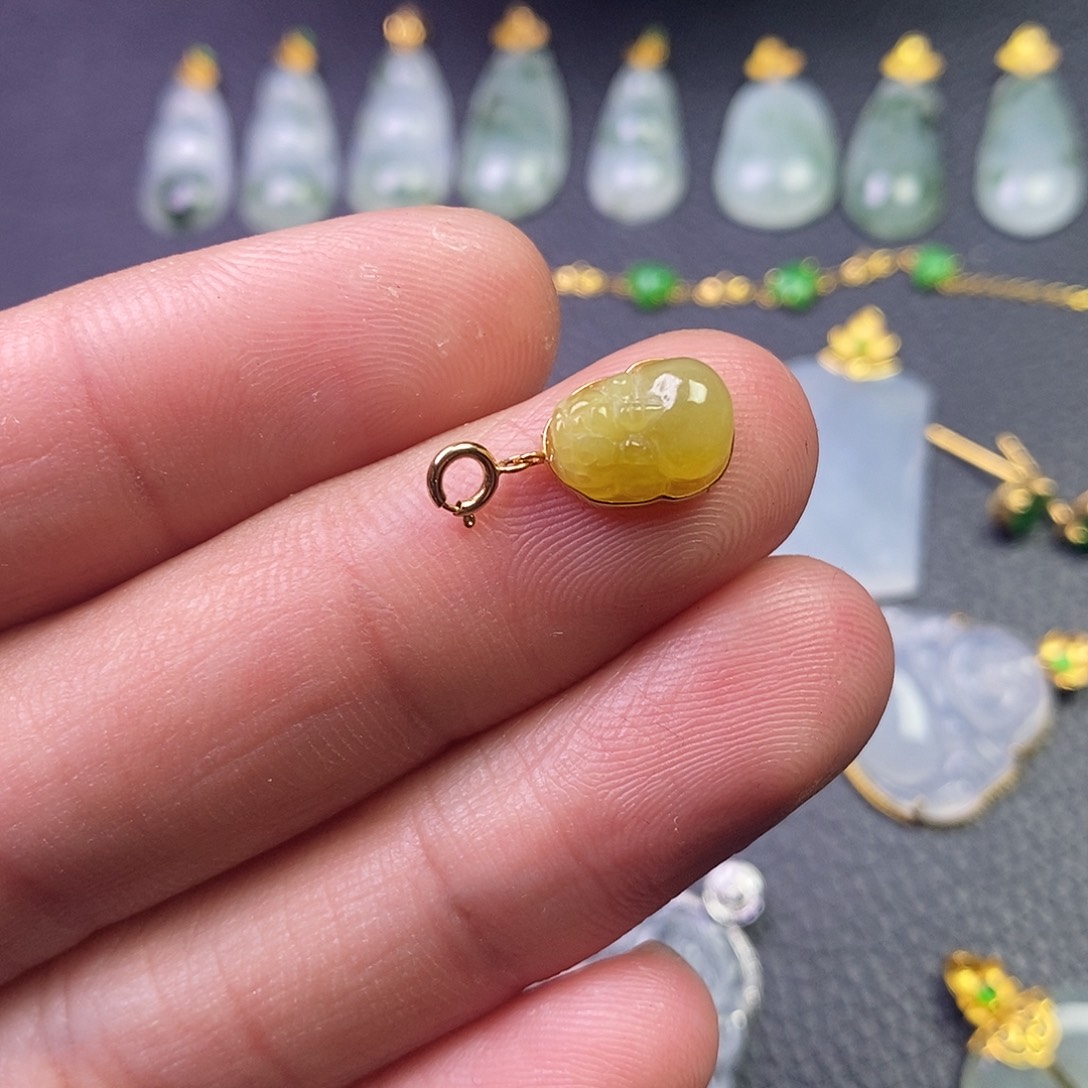 颈饰18K金镶嵌翡翠