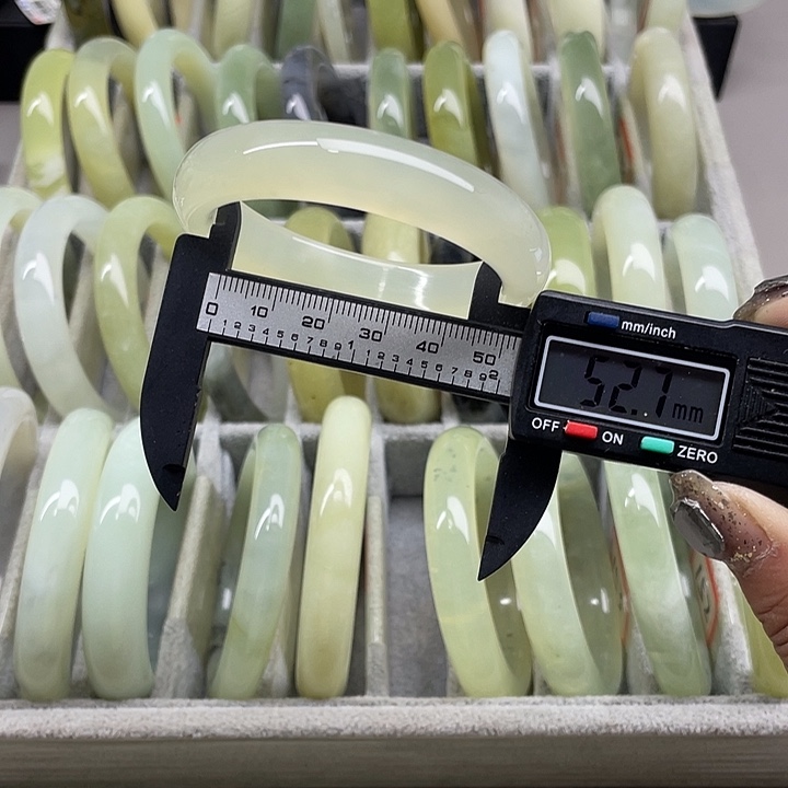 蛇纹石玉未镶嵌手镯155