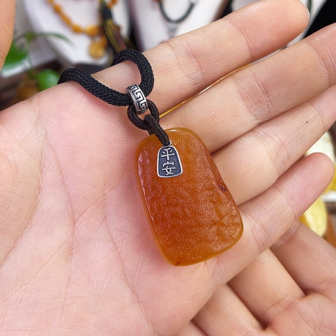 琥珀珠宝奇石未镶嵌。