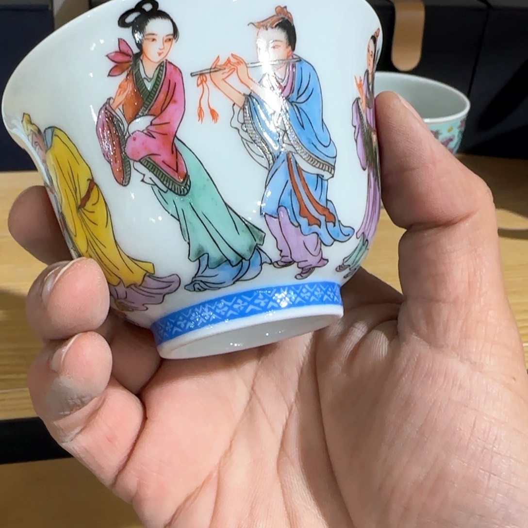 瓷片向**?瓷器等为原料而形成独特艺术形式