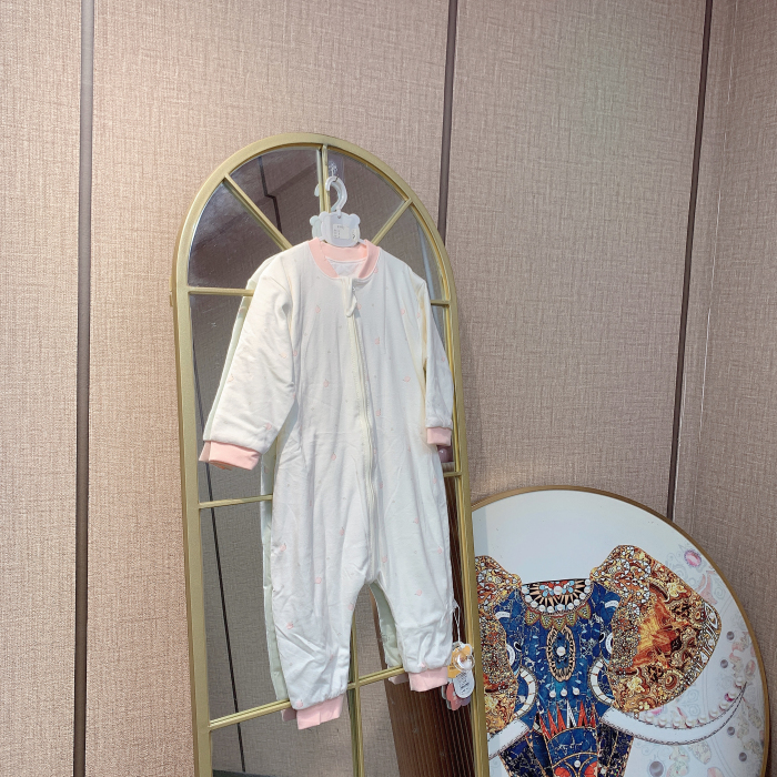 B1083     宝宝粉色满印夹棉分腿睡袋