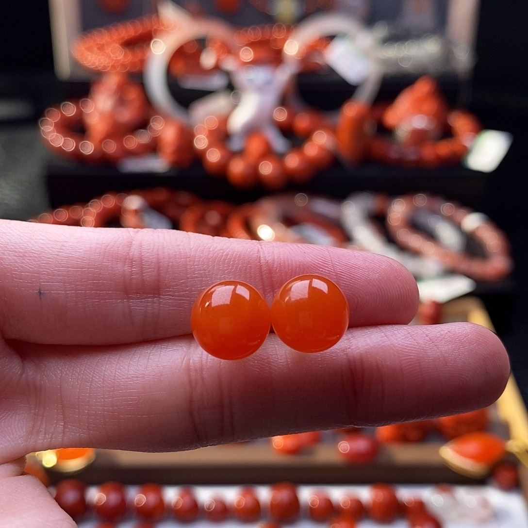 南红玛瑙18K金镶嵌四川凉山圆珠耳钉9.6mm