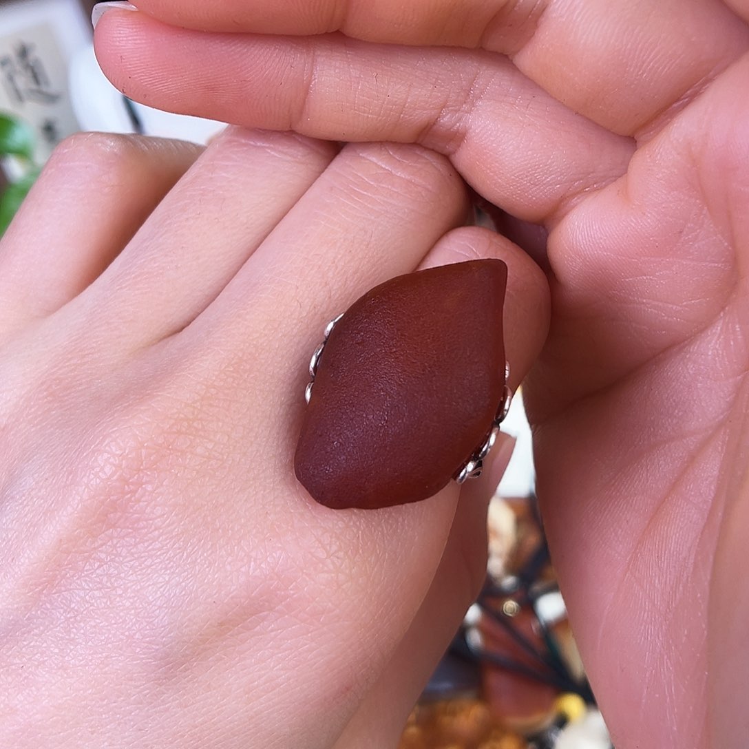 琥珀珠宝奇石未镶嵌。