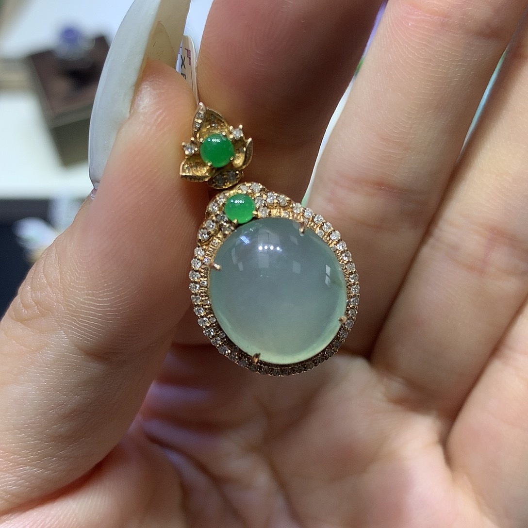 翡翠18K金镶嵌颈饰