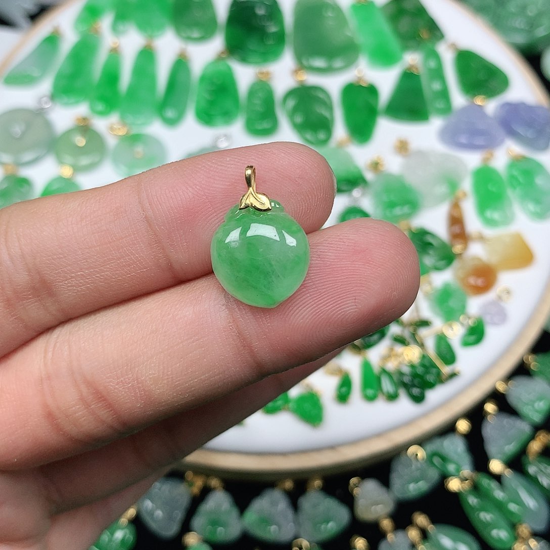 翡翠18K金镶嵌颈饰麦*精美缅料飘阳绿福桃