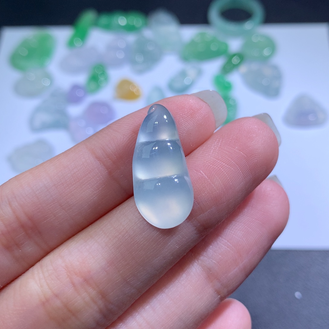 翡翠颈饰未镶嵌21.9 10.3 4.6