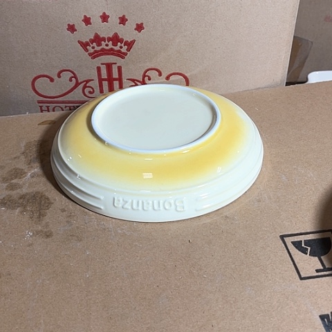 微瑕， 不能明火，口径20高度3，2个黄色