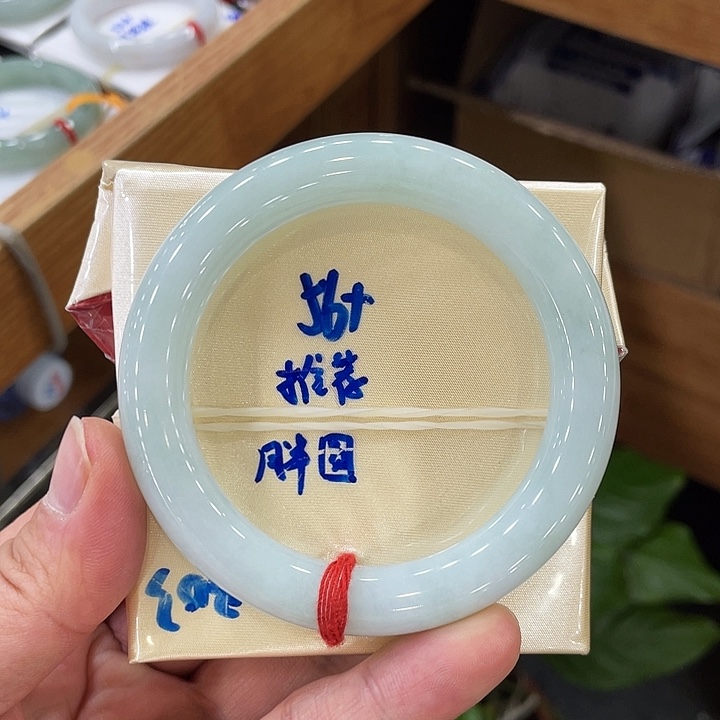 翡翠手镯未镶嵌翡翠