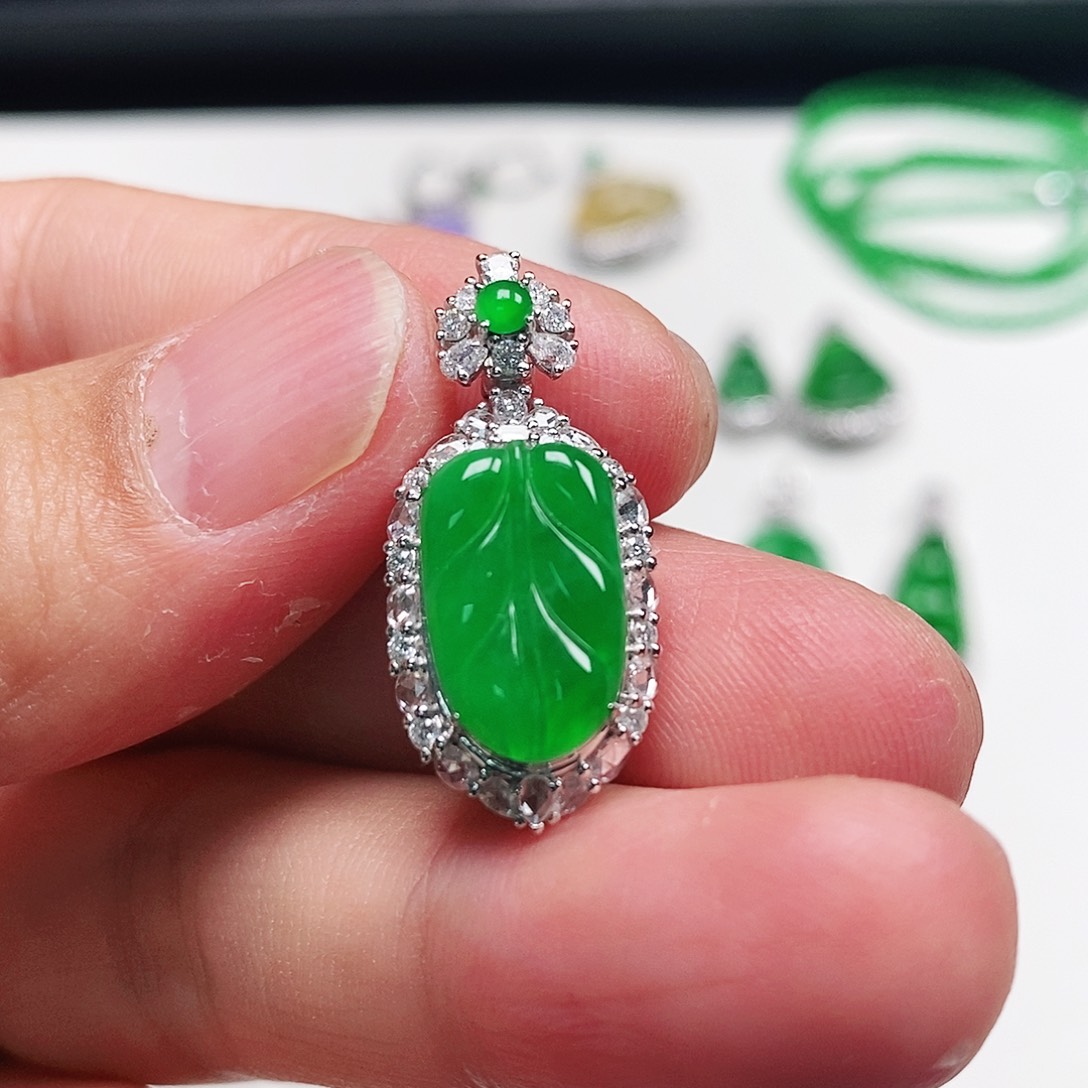 翡翠颈饰18K金镶嵌天然缅甸翡翠A货