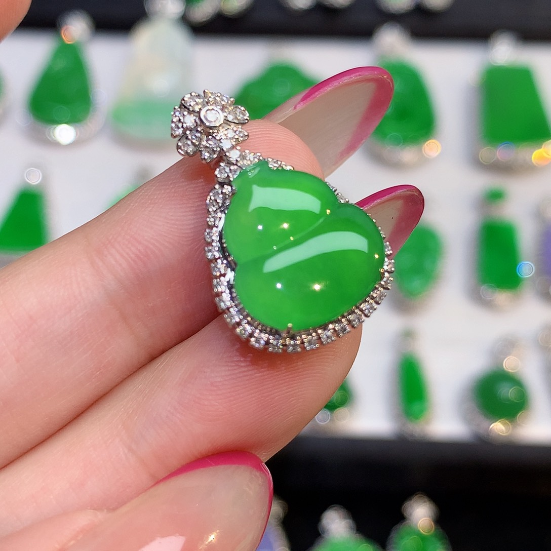 翡翠18K金镶嵌颈饰吊坠