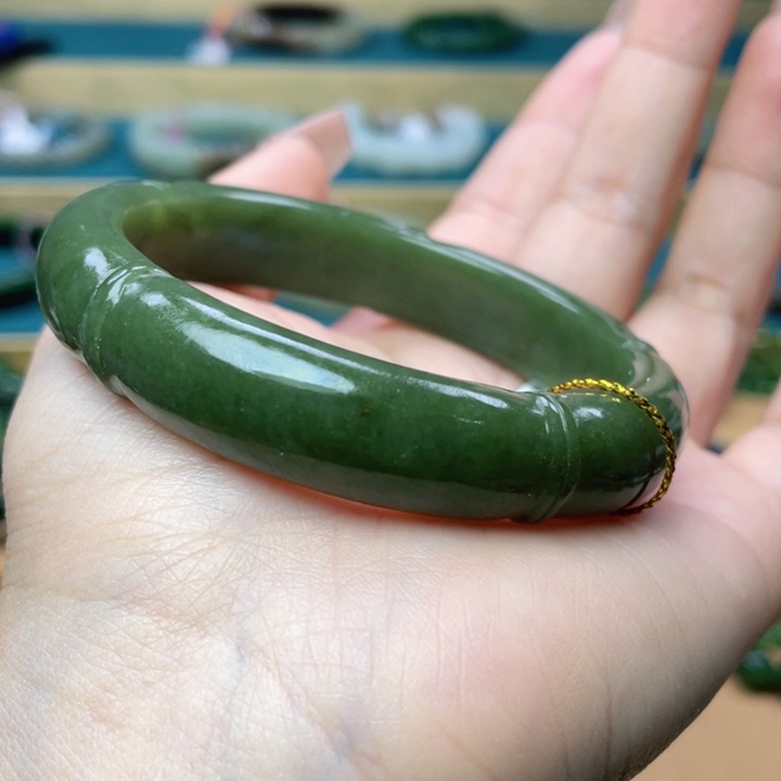 和田玉手镯59+圈口。编号89未镶嵌