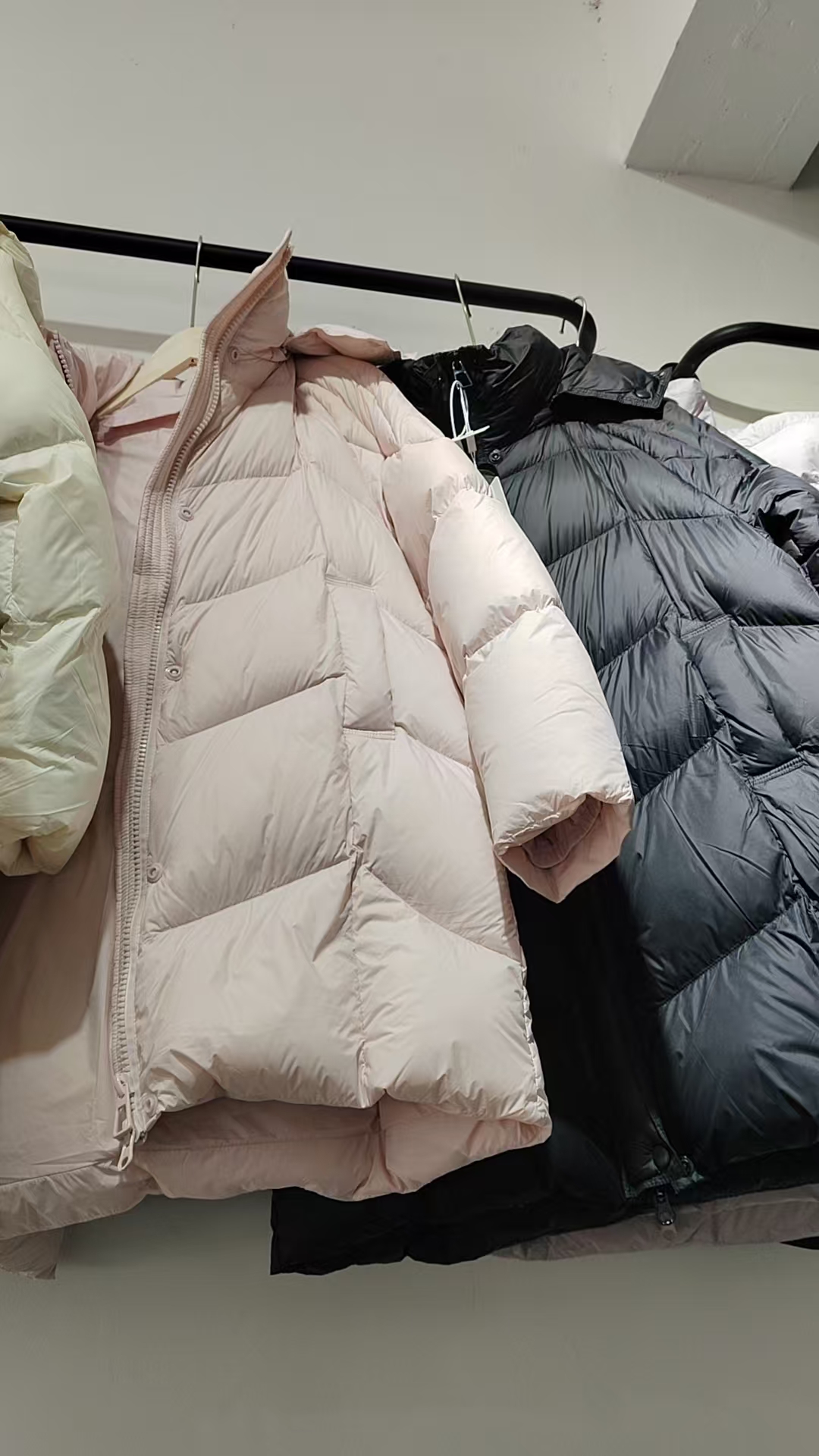 休闲女装加厚鸭绒常规加厚连帽立领保暖纯色