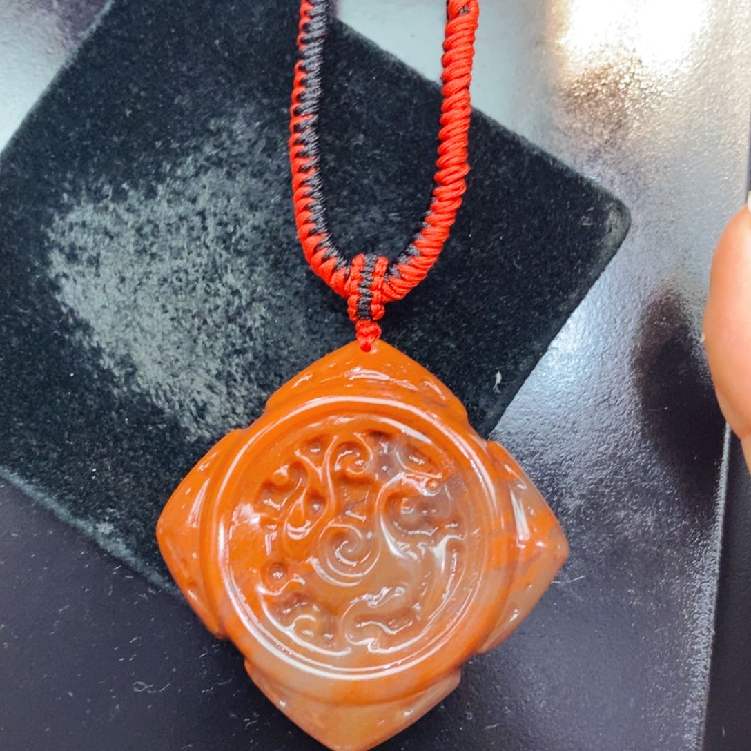 未镶嵌石英质玉（黄龙玉）颈饰