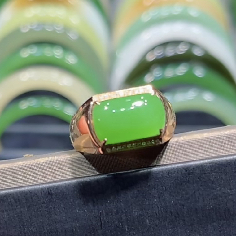 和田玉俄料碧玉苹果绿戒指18K金镶嵌（马鞍戒）