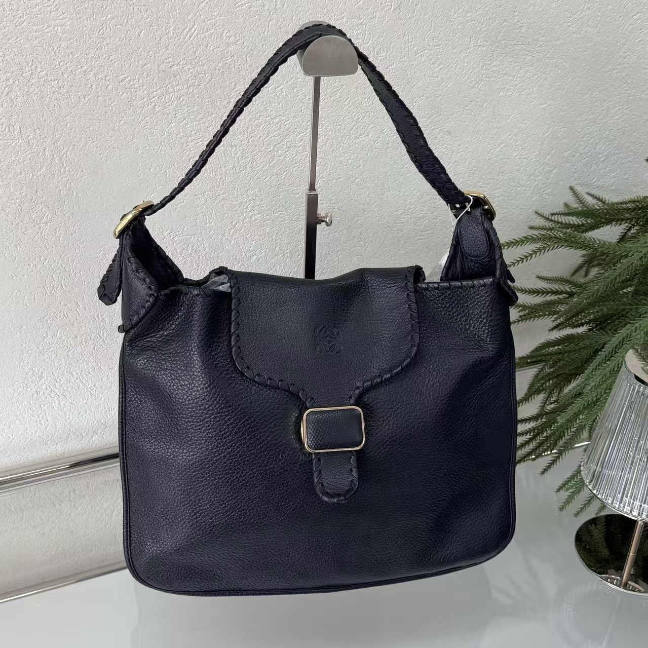95新 LOEWE/罗意威 深蓝色荔枝牛皮翻盖单肩包 底长35 123693