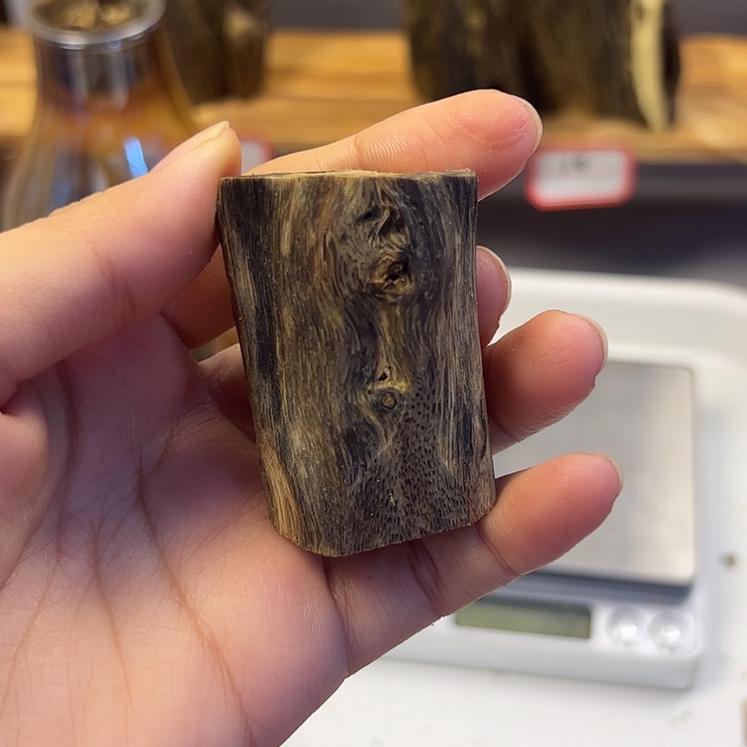 沉香碎屑沉香乌身 17.1克 手把