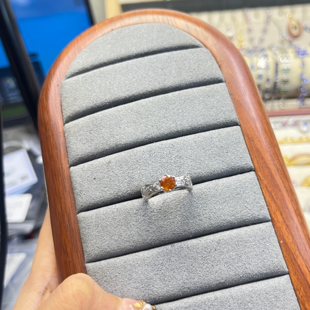 天然芬达石戒指一克拉