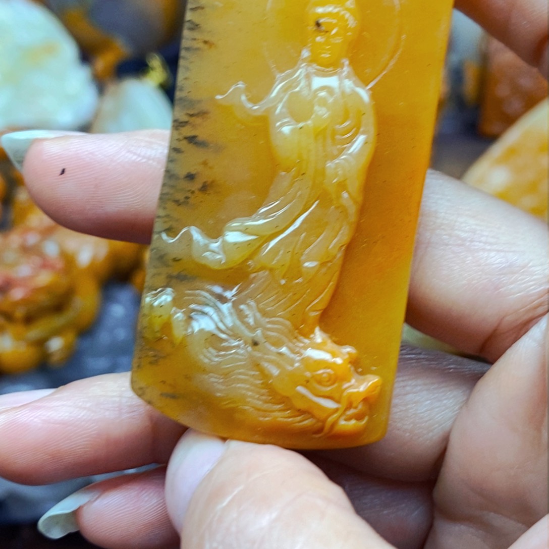 未镶嵌石英质玉（黄龙玉）颈饰