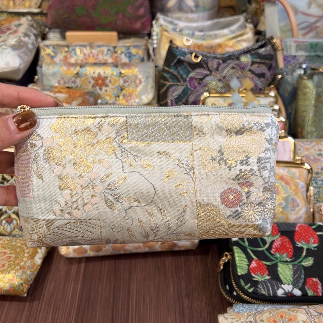 耿***邪蚕丝福利拉链现金包