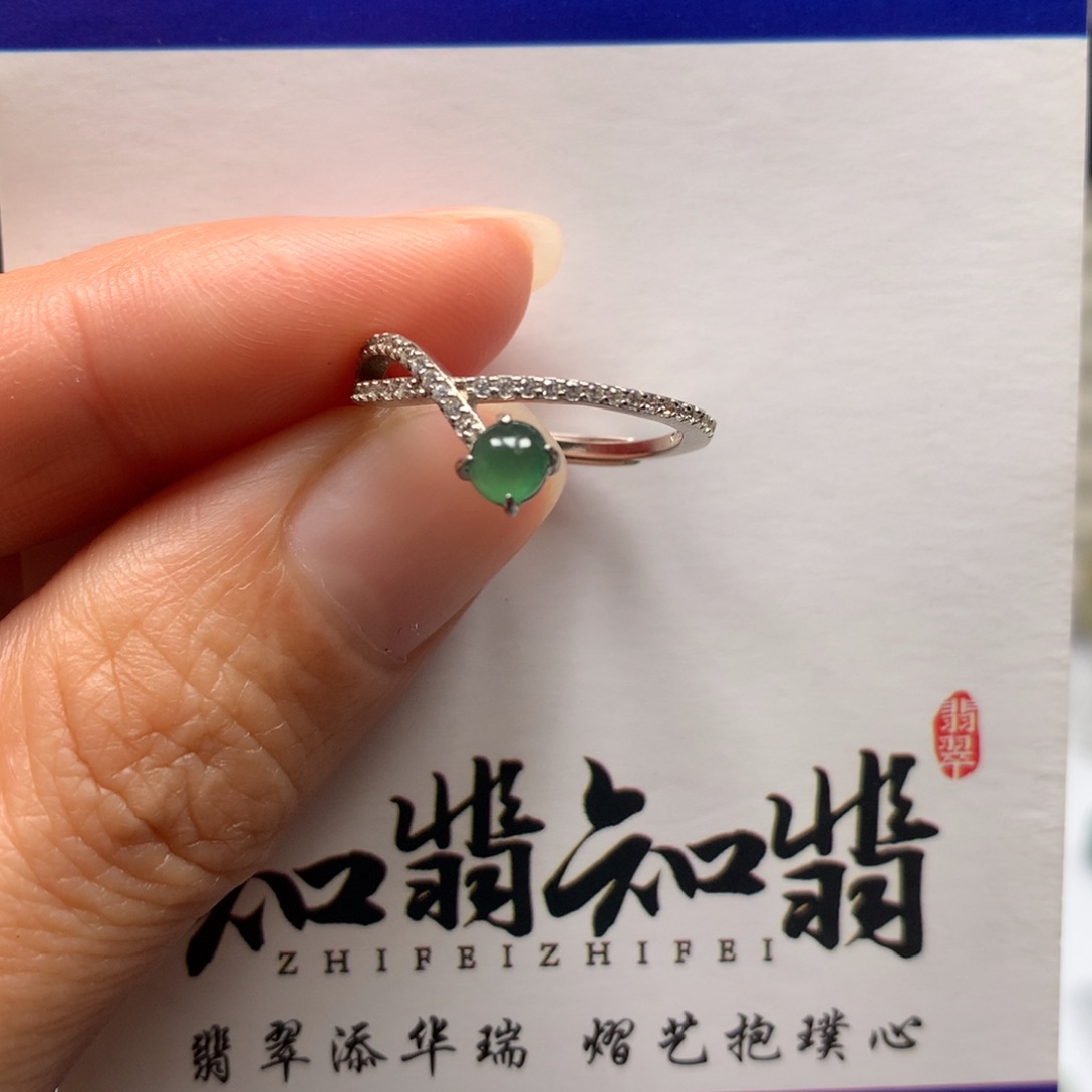 翡翠颈饰银S925镶嵌小绿蛋面戒指
