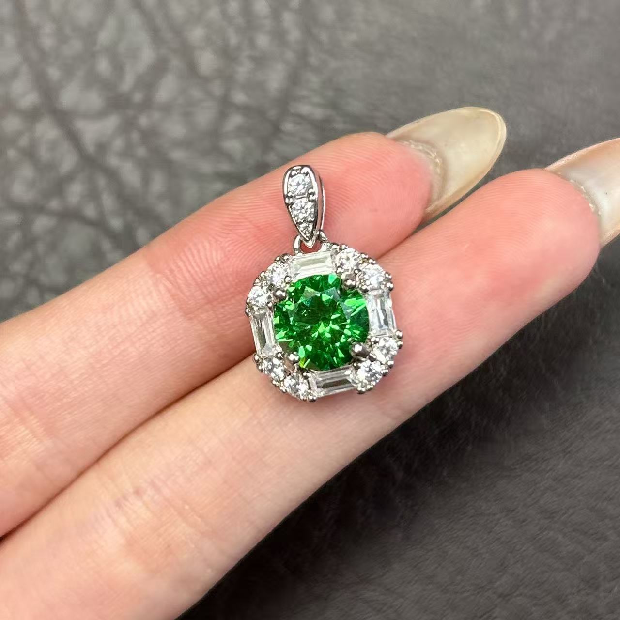   阿鲁沙-典藏轻奢艳绿宝-精工合金培育吊坠389