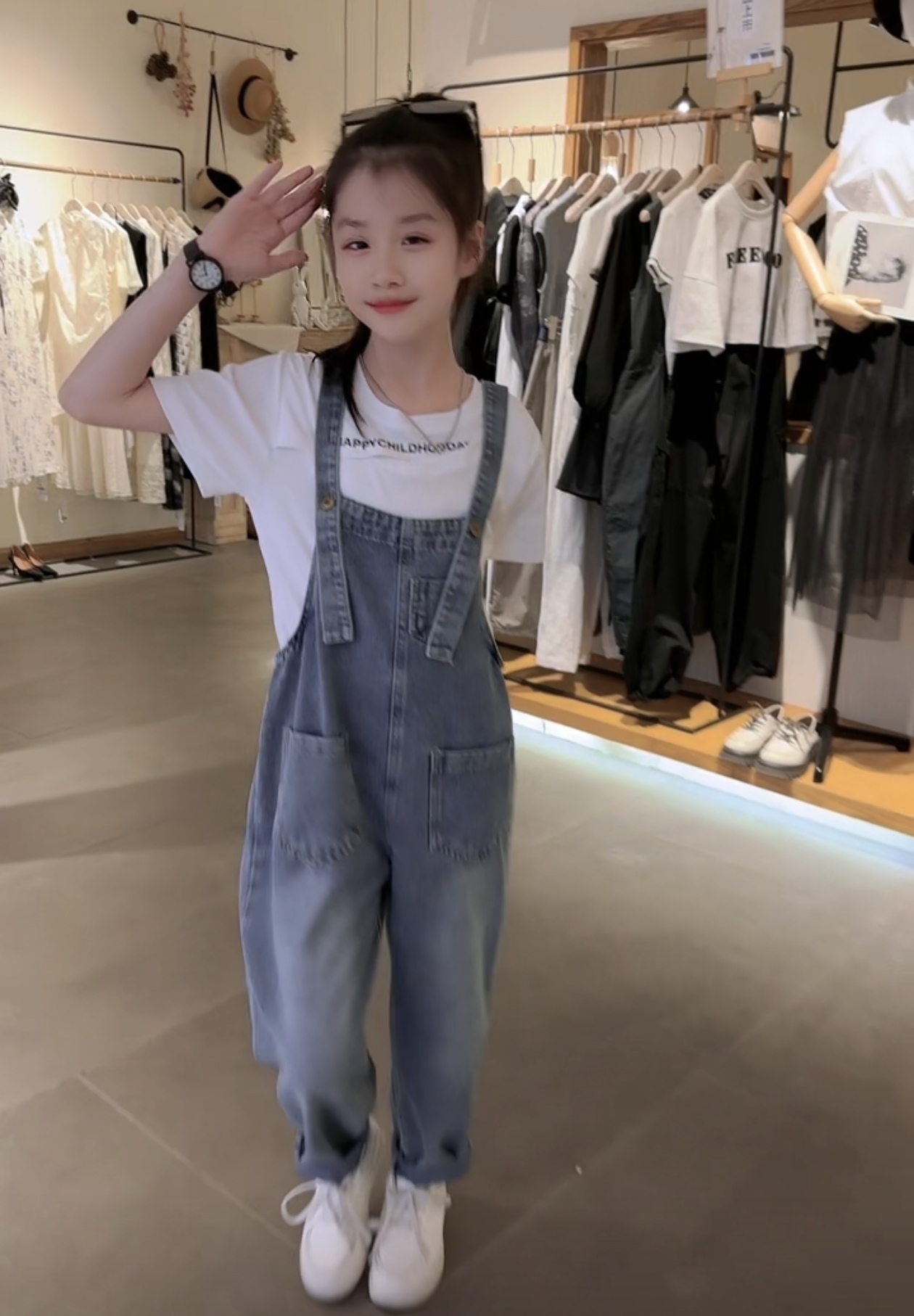 2025新款女童夏季薄款牛仔背带裤短袖T恤时尚休闲运动两件套装