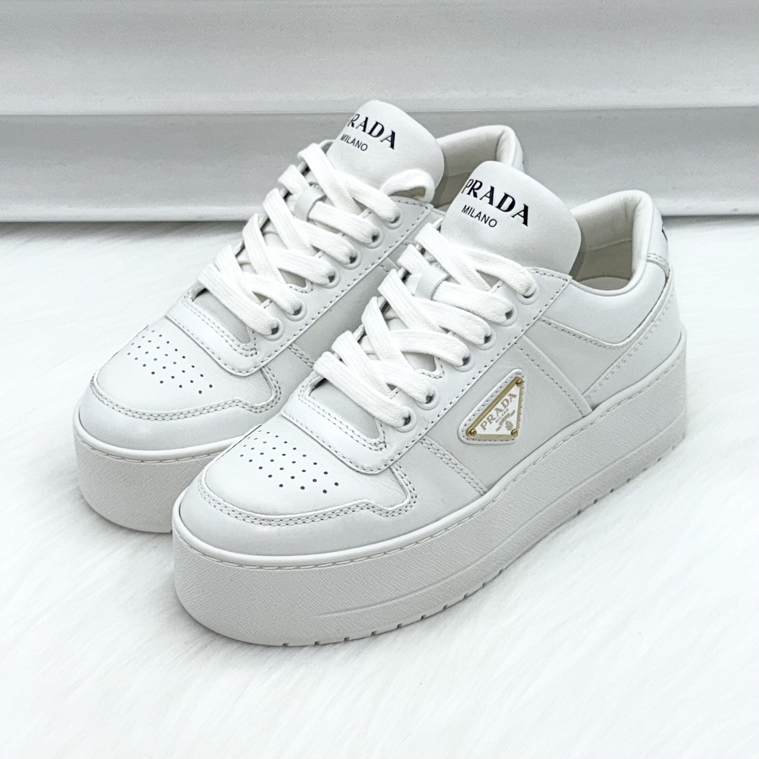 99新 Prada/普拉达 三角金色徽标厚底板鞋 35码 公价9k ce17