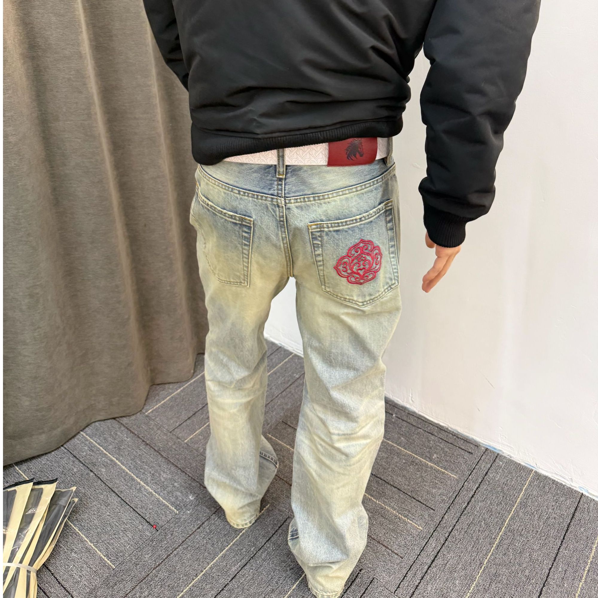 何以至此25AW重工刺绣水洗冰蓝直筒偏微喇烈马牛王牛仔裤