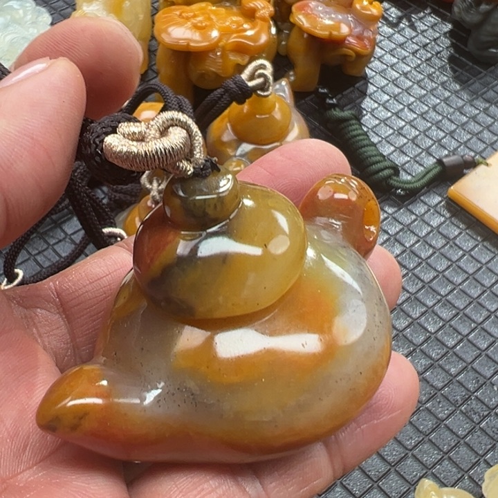 石英质玉（黄龙玉）颈饰未镶嵌