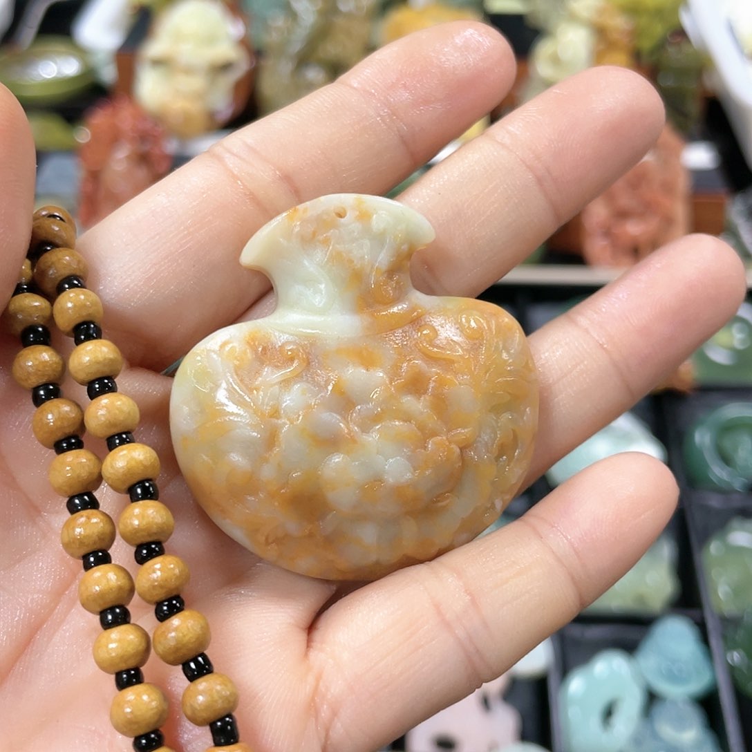 蛇纹石玉颈饰未镶嵌