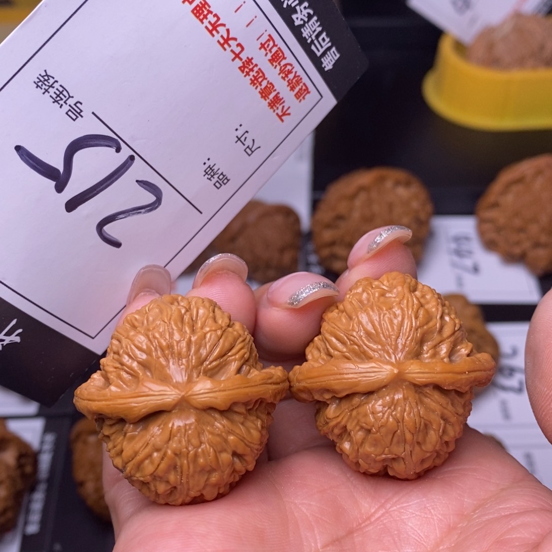 文玩核桃吊坠215白狮子35