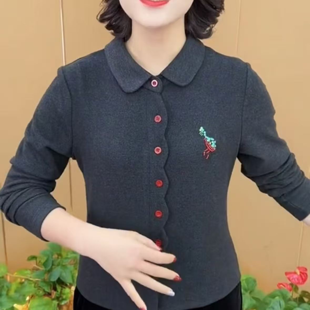 K德绒妈妈刺绣装秋冬新款防寒保暖显瘦女士打底衫减龄加厚上衣