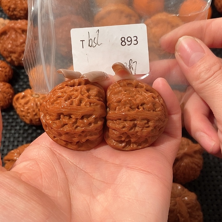 文玩核桃吊坠白狮子38