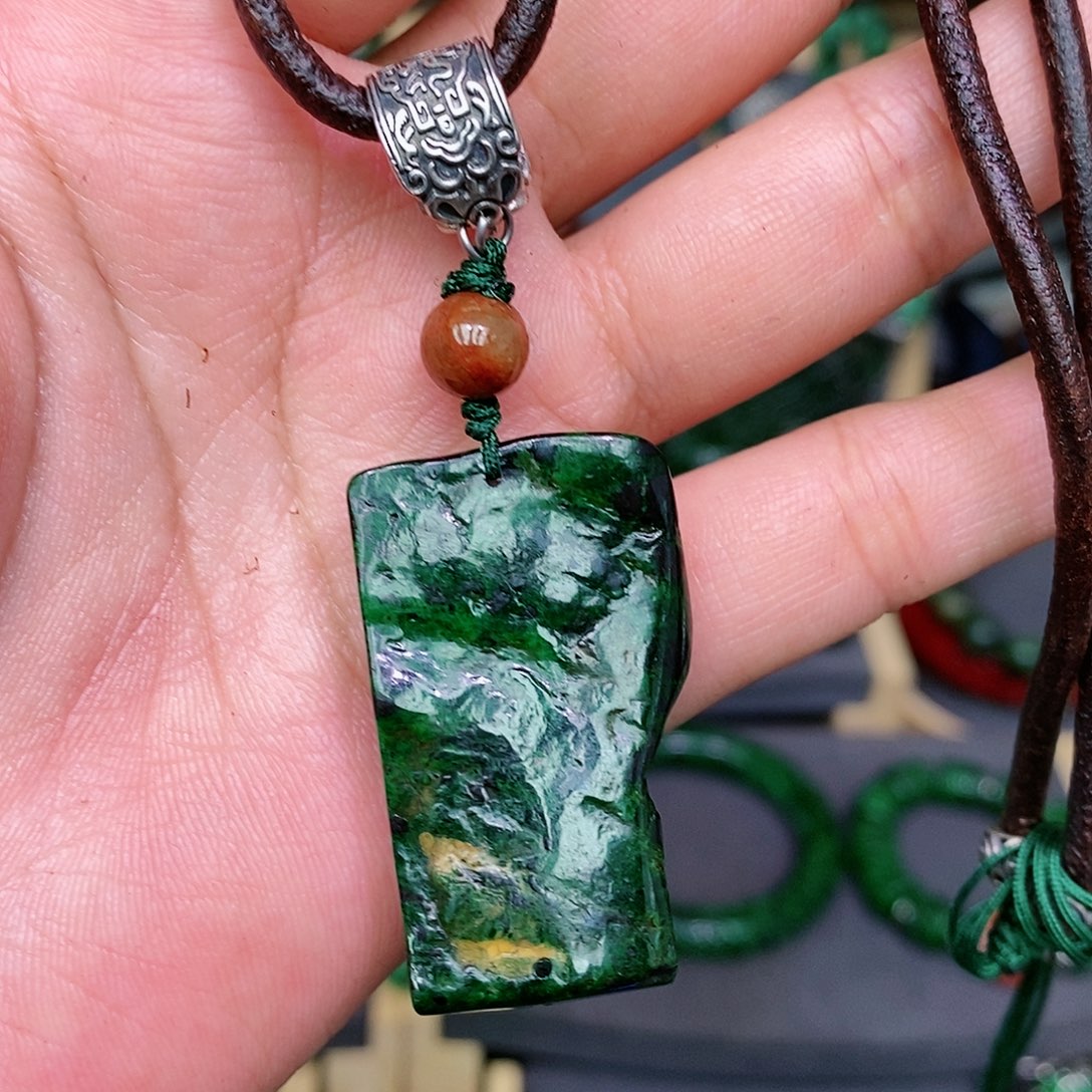 翡翠颈饰未镶嵌漂亮美眉