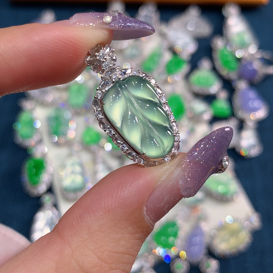 翡翠颈饰18K金镶嵌叶子