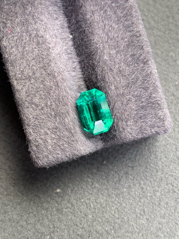 精品新货赞比亚祖母绿3.3ct吉尔德vb极微油晶体干净玻璃体火彩闪