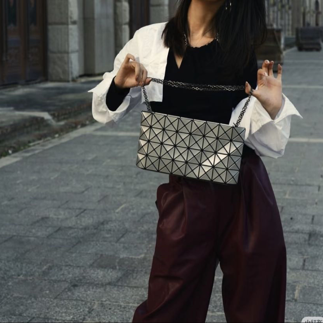 95新 Issey Miyake/三宅一生 银色斜挎包/8492