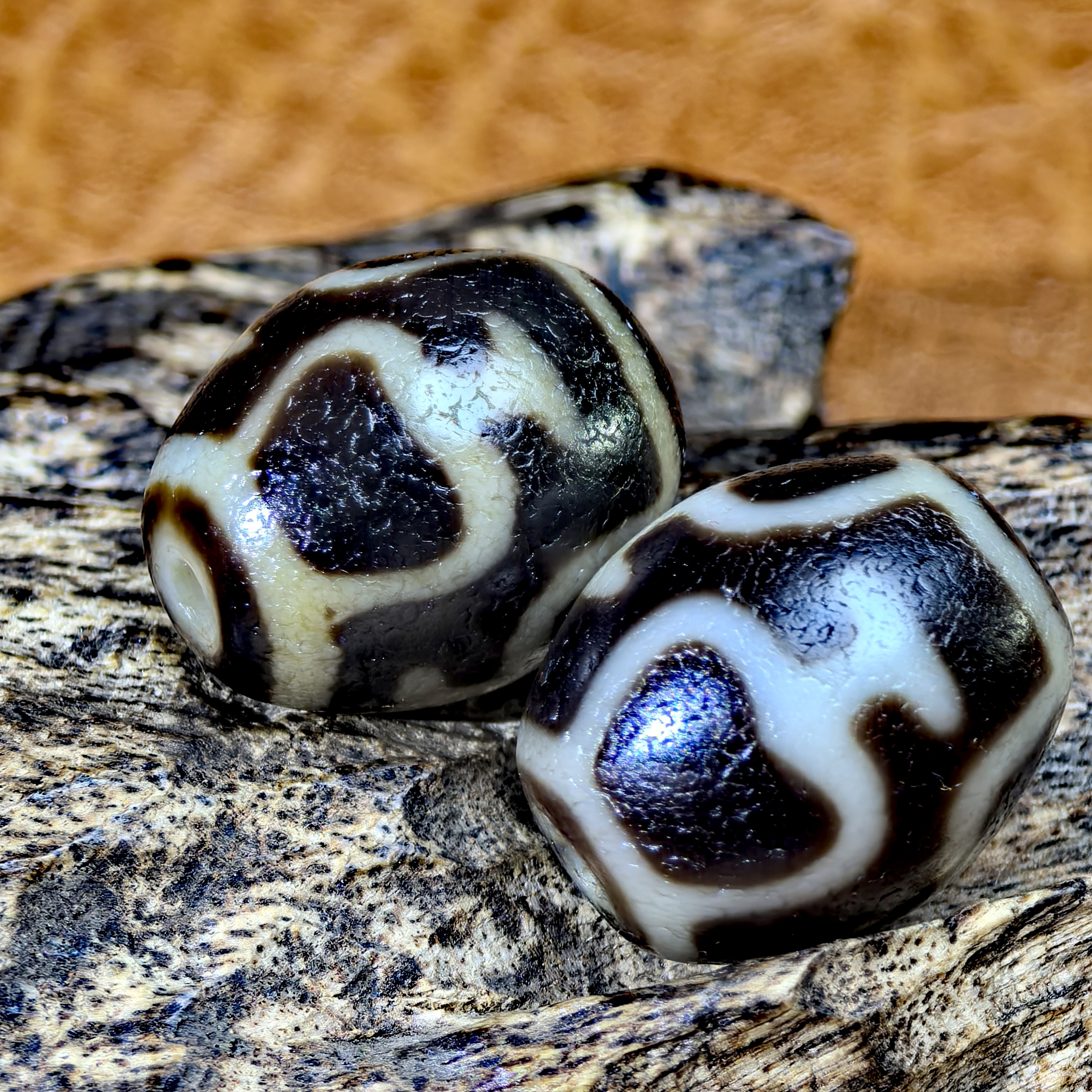 藏传流转至纯细风化老料沁色四宝瓶一对牙黄沁色页岩玛瑙玉髓锁骨