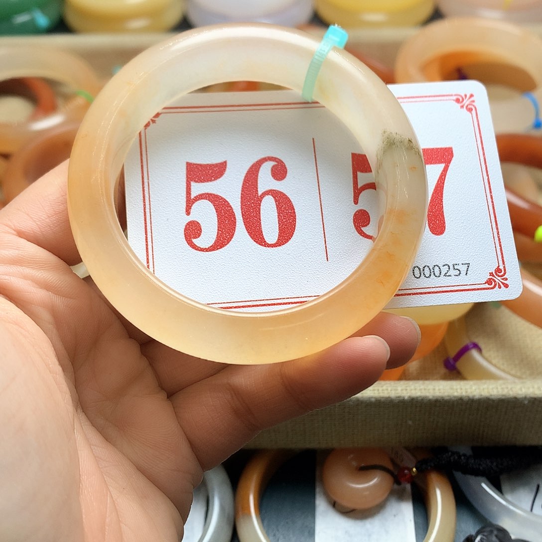 未镶嵌石英质玉（黄龙玉）手镯