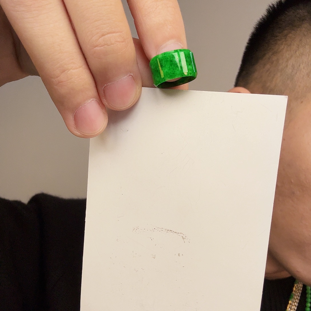 翡翠未镶嵌颈饰一件