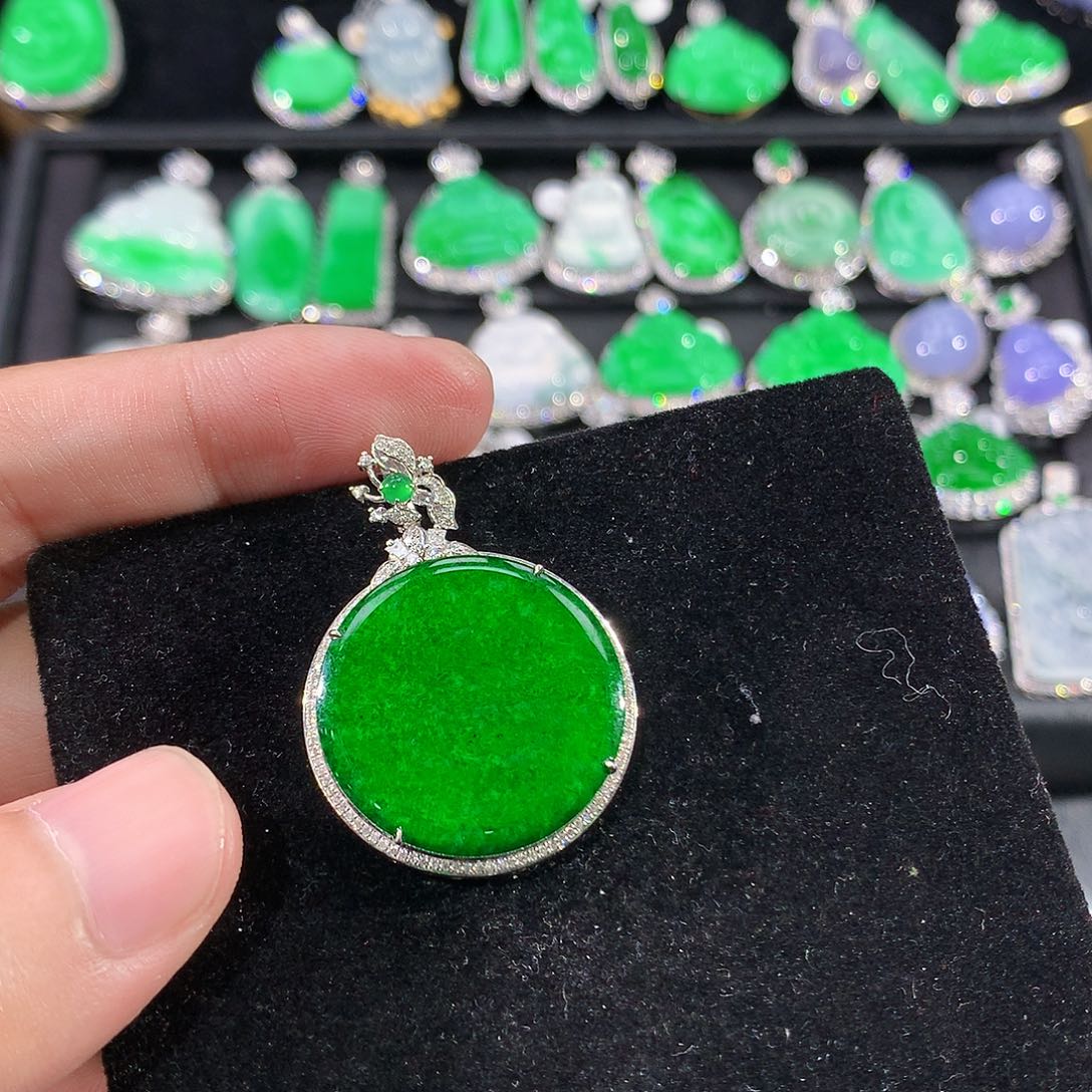 翡翠18K金镶嵌颈饰