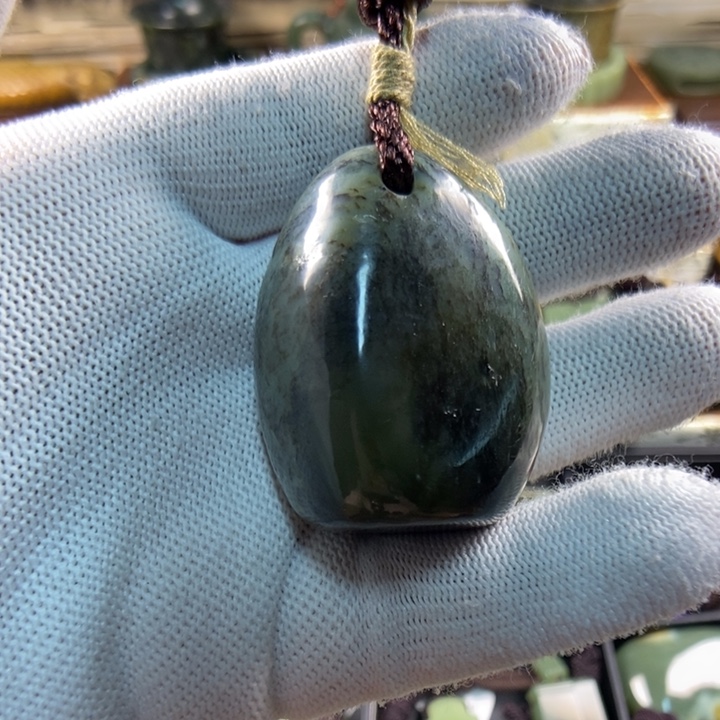 透闪石质玉未镶嵌把件