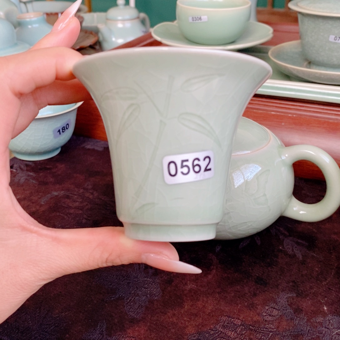 562。               