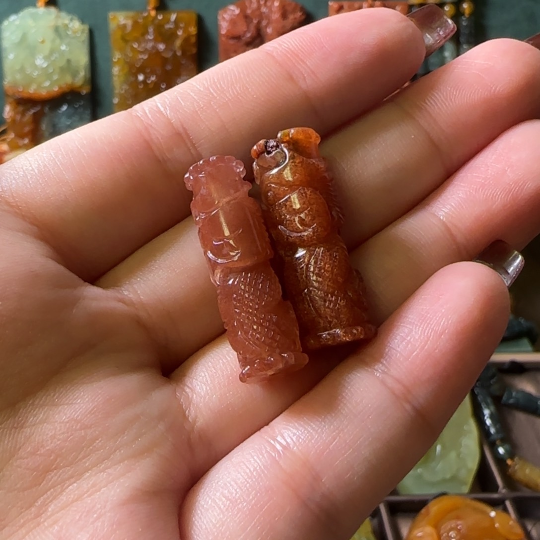 蛇纹石玉颈饰合金岩*
