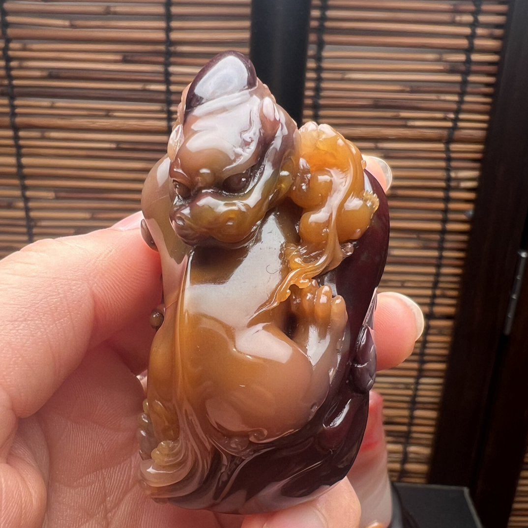 昌化紫檀冻手玩件，质地细腻