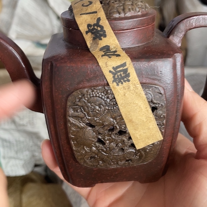 紫砂茶壶矿泥料手工制作的一把紫砂壶。