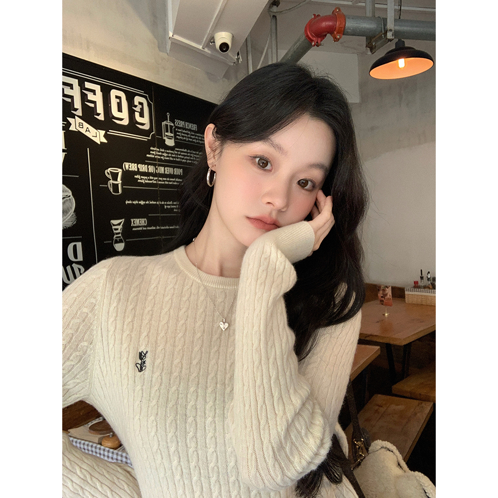 张贝贝 骆驼绒＋桑蚕丝 麦穗绞花纹 刺绣修身针织毛衣